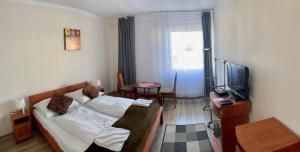 TV a/nebo společenská místnost v ubytování Aranykorona Hotel