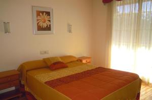1 dormitorio con cama y ventana en HOSTAL Restaurante RANCHEIRO, en Vigo