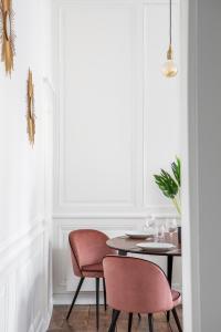 uma sala de jantar com uma mesa e duas cadeiras em Cervantes - Le 31bis em Rennes