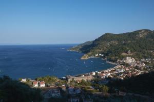 een luchtzicht op een stad en de oceaan bij Loryma Resort Hotel in Turunc