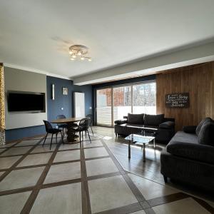 Televízia a/alebo spoločenská miestnosť v ubytovaní Prestige Apartamenty Stara Polana & SPA2