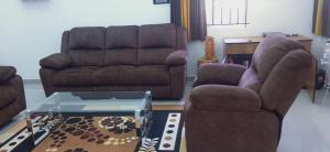 烏蒂的住宿－Sandy Luxury 4 Bhk Villa，客厅配有两把椅子和一张沙发