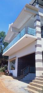烏蒂的住宿－Sandy Luxury 4 Bhk Villa，白色的建筑,设有楼梯和阳台