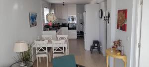 ネルハにあるMiami 4º5のキッチン、リビングルーム(テーブル、椅子付)