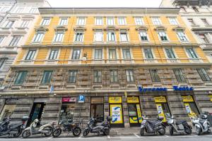 un grupo de motocicletas estacionadas frente a un edificio en Maison Bohémienne, en Trieste