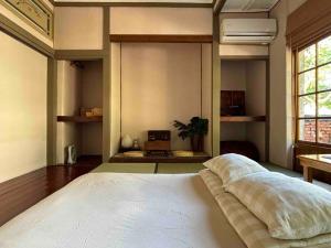 月光寶盒旅店 Moonlight Hostel客房内的一张或多张床位