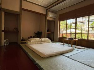 月光寶盒旅店 Moonlight Hostel客房内的一张或多张床位