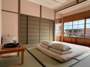高雄月光寶盒旅店 Moonlight Hostel的带一张大床和一张桌子的卧室