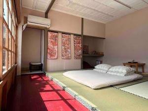 月光寶盒旅店 Moonlight Hostel客房内的一张或多张床位