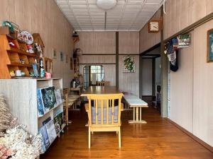 高雄月光寶盒旅店 Moonlight Hostel的一间客房内配有桌椅的房间