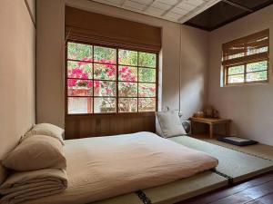 月光寶盒旅店 Moonlight Hostel客房内的一张或多张床位