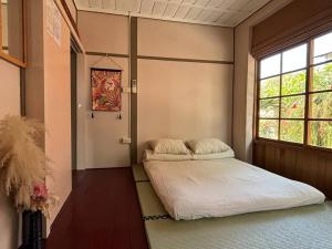 月光寶盒旅店 Moonlight Hostel客房内的一张或多张床位