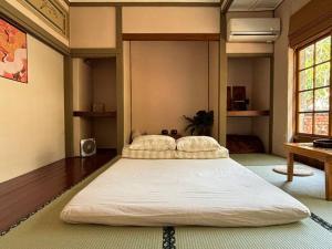 月光寶盒旅店 Moonlight Hostel客房内的一张或多张床位