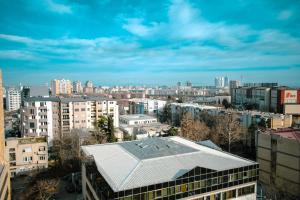 - une vue sur une ville avec de grands bâtiments dans l'établissement Nomad apartments, à Skopje