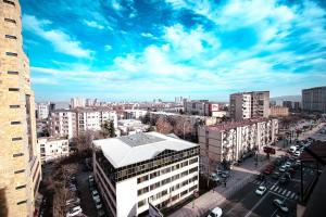une vue aérienne sur une ville avec de grands bâtiments dans l'établissement Nomad apartments, à Skopje