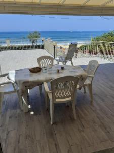 una mesa y sillas con vistas a la playa en Residence Onda Etrusca, en San Vincenzo
