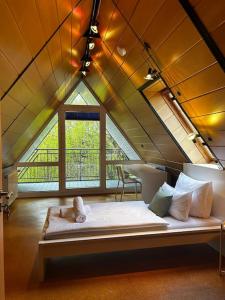 a large bed in a room with a large window at W20 I Gruppen I 7 Zimmer für 9 I Garten I Netflix Smart TV I Premium in Mettingen