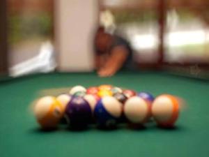 - un groupe de billards sur un billard dans l'établissement Tolles Ferienhaus für 16 Personen im Westerwald mit Sauna, Whirlpool, Kino und Bar, à Schutzbach