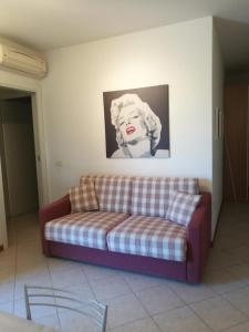 un divano in soggiorno con la foto di un cane di Residence Onda Etrusca a San Vincenzo
