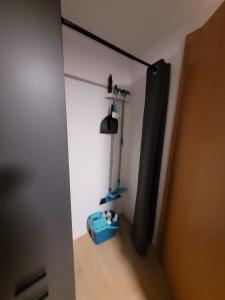 Zimmer mit einer Wand mit Licht und einer blauen Schachtel in der Unterkunft Waibel Appartement Bezau in Bezau