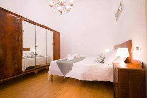 Schlafzimmer mit einem Bett, einer Kommode und einem Spiegel in der Unterkunft Casa Puccini Altstadt 5 Minuten | 8 km Meer in San Vito dei Normanni