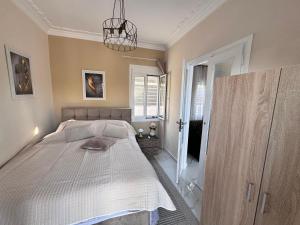 - une chambre avec un grand lit blanc dans l'établissement Casa Nova, à Salamine