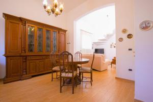 een woonkamer met een tafel en stoelen en een bank bij Casa-Puccini-Altstadt-5-Minuten-|-8-km-Meer in San Vito dei Normanni