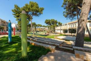 een park met trappen en bomen en een gebouw bij Casa-Puccini-Altstadt-5-Minuten-|-8-km-Meer in San Vito dei Normanni