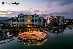 un gran edificio con un círculo en medio del agua en AnyLodge Waterfront Marina Island Pangkor, en Lumut