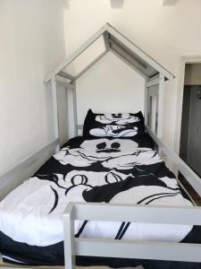 מיטה או מיטות בחדר ב-Masia Bernat