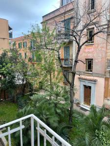 ローマにあるVolupta's House Janiculum Hillのヤシの木の建物へ続く階段