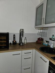 cocina con encimera con fregadero y microondas en FeWo "Quelle", en Bamberg