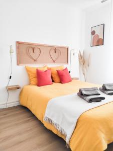 Un dormitorio con una cama grande con dos corazones. en Le Cosy Valcros, design et confort, en Aix-en-Provence