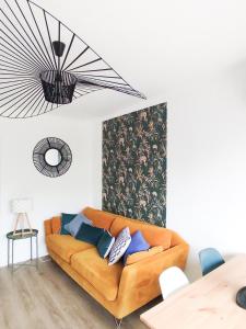 - un salon avec un canapé et une table dans l'établissement Le Cosy Valcros, design et confort, à Aix-en-Provence