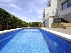 The swimming pool at or close to Villa Mont Rodó con piscina y jardín privado - Pet Friendly