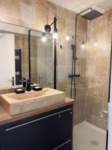 Un baño con lavabo y ducha en Panoramic - Magnifique T3, Climatisé avec Parking, en Sète 17 fotos más