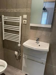 une salle de bains avec un lavabo blanc et un miroir dans l'établissement Studio Paris tour Eiffel, à Paris