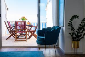 sala de estar con silla azul y mesa en Apartments Mariana, en Dubrovnik