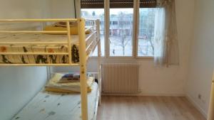 a room with two bunk beds and a window at TONY House in Bondy