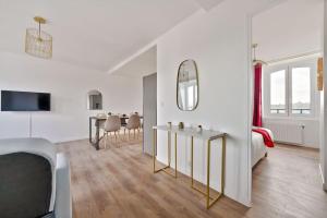 1 dormitorio con cama y mesa con espejo en Welcome To The Lola House, en Marly-le-Roi