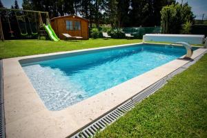 アヴィニョンにあるAppartement de 2 chambres avec piscine partagee jacuzzi et jardin clos a Avignonの滑り台付きの庭のスイミングプール