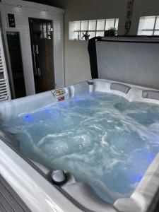 eine Badewanne mit Wasser im Bad in der Unterkunft Studio avec sauna et wifi a La Ferriere aux Etangs in La Ferrière-aux-Étangs