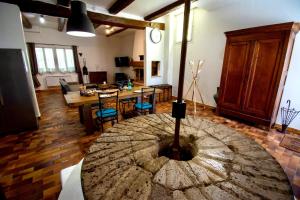 - un salon avec une grande table en bois au milieu dans l'établissement Maison de 2 chambres avec piscine partagee jardin clos et wifi a Avignon, à Avignon