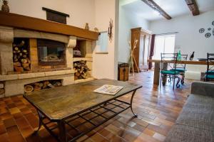 - un salon avec une table et une cheminée dans l'établissement Maison de 2 chambres avec piscine partagee jardin clos et wifi a Avignon, à Avignon