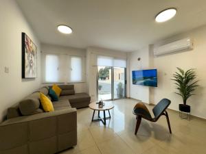 Ruang duduk di Modern 2BR Apartment with Pool, Veranda & Garden in Paphos