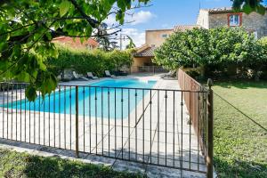 uma cerca em torno de uma piscina num quintal em Villa de 4 chambres avec piscine privee jardin clos et wifi a Caromb em Caromb
