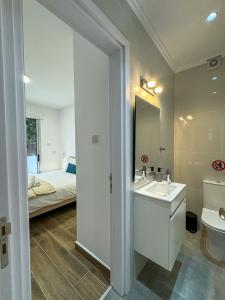 Bilik mandi di Modern 2BR Apartment with Pool, Veranda & Garden in Paphos