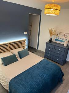 sypialnia z dużym łóżkiem i komodą w obiekcie Gite du Lac w mieście Ondres