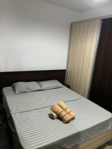 ein Bett mit zwei Handtüchern darüber in der Unterkunft Sweet Home Iasi Airport 2 in Iaşi