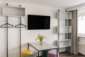 Μια τηλεόραση ή/και κέντρο ψυχαγωγίας στο Homaris Apartments Frankfurt